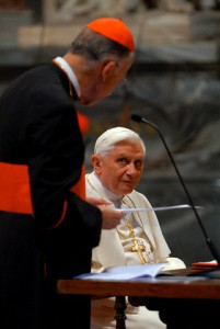 Papa Bento XVI formou a Comissão Medjugorje, o cardeal Camillo Ruini (à esquerda) é que o dirige. Mas nenhuma de suas vozes podem finalmente acabar sendo ouvido, um autor italiano de livros de Medjugorje surpreendentemente diz