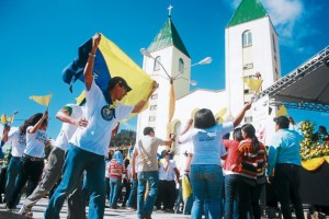 Jovens durante a abertura do Festival da Juventude em Danli onde uma réplica da Igreja de São Tiago em Medjugorje também foi construída.