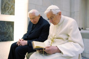Papa Bento XVI e seu irmão Georg, que o apresentou ao dono de restaurante  Ante Lukac, em seu tempo como padre em Regensburg, Alemanha, onde ele vivia.
