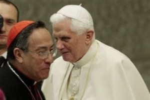 Papa Bento XVI com o cardeal Oscar Andrés Rodríguez Maradiaga de Honduras que disse o Papa lhe disse para julgar a árvore pelos seus frutos em relação a Medjugorje