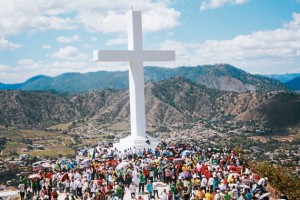 Mais do que o dobro da altura, mas por outro lado exatamente como a Cruz no topo da Montanha da Cruz em Medjugorje: A Cruz em Danli, Honduras foi inaugurada em 7 de fevereiro de 2013.