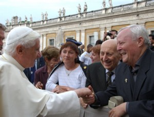 Padre Livio, diretor e fundador da Rádio Maria cumprimenta o Papa Bento XVI na praça de São Pedro em 2012.