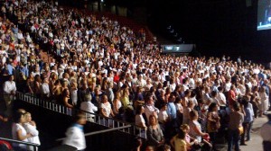 Parte do público presente na aparição pública visionário Ivan Dragicevic na 06 de março no Luna Park, em Buenos Aires, um acordo aprovado pelo então cardeal Bergoglio