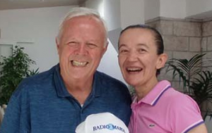 A vidente Vicka Ivankovic testemunha com sua vida as mensagens de Nossa Senhora. Ao seu lado vemos o padre Livio Fanzaga, fundador da Rário Maria.
