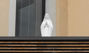 A estátua de Nossa Senhora de Medjugorje na varanda do pátio da prefeitura em Meda, no norte da Itália.
