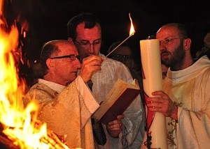 Fr. Svetozar Kraljevic (à esquerda) passará o comando da vila da mãe para o outro franciscano, quando ele sai Medjugorje depois de quase 30 anos, para servir na capital croata, Zagreb.
