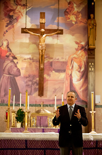 Vidente Ivan dando o seu testemunho em WATERBURY, CT, Estados Unidos em 19 de fevereiro de 2013.