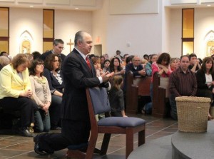 Vidente Ivan em oração antes da aparição de Nossa Senhora no dia 28 de abril de 2013 em Middletown, Estados Unidos.