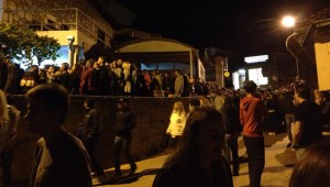 pessoas-esperando-para-ver-estatua-na-casa-de-vicka