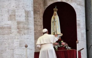 papa francisco reza diante da imagem de nossa senhora de fatima