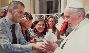 Papa recebe alegremente a Rainha da Paz