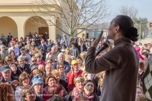 Vicka agora reza longamente com os peregrinos