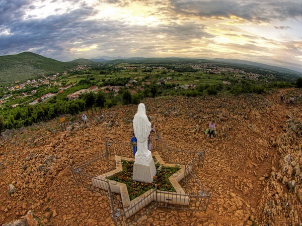 O milagre da estátua de Nossa Senhora na colina das aparições