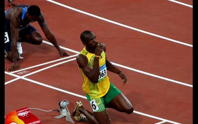 Bolt católico no Vaticano: sinal da cruz e beijo na medalha milagrosa antes da vitória