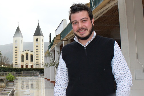 medjugorje...........24.03.2014...........andrea de luca ispred medjugorsje crkve............snimio: velimir begic