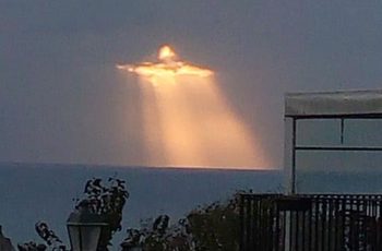 Fotos espetaculares no pôr-do sol na Itália que lembram imagem de Cristo Ressuscitado